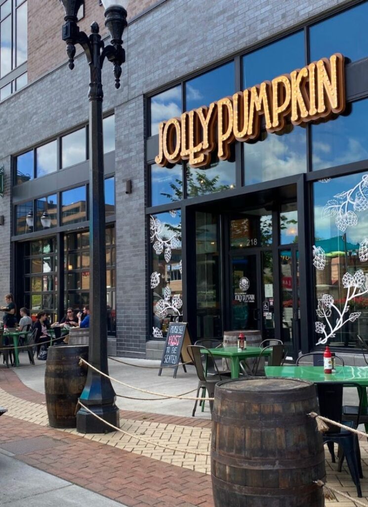lansing restaurants with outdoor seating