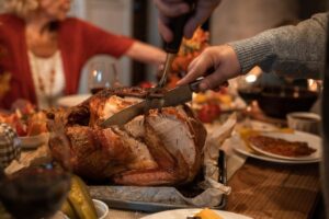 Thanksgiving meals to go slicing turkey