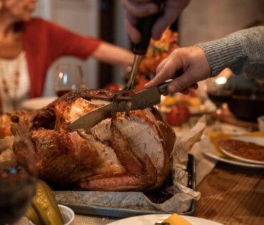 Thanksgiving meals to go slicing turkey