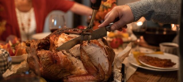 Thanksgiving meals to go slicing turkey