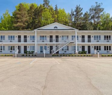 The Bay Inn Petoskey Exterior
