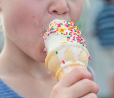 traverse-city-restaurants-bardons-wonder-freeze-ice-cream-cone