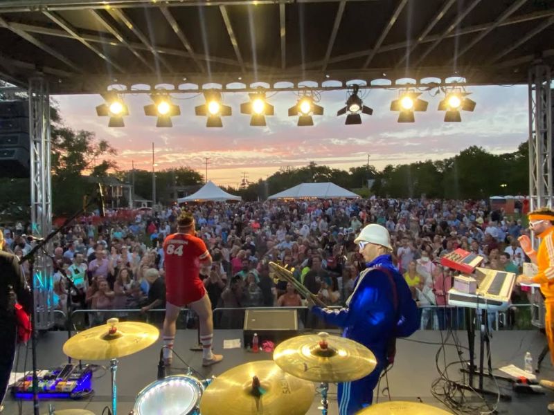 Billy's Lounge presents Starfarm Facebook