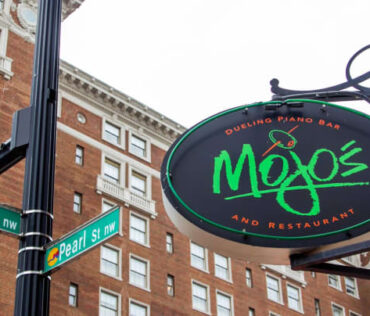 Mojo’s Dueling Piano Bar
