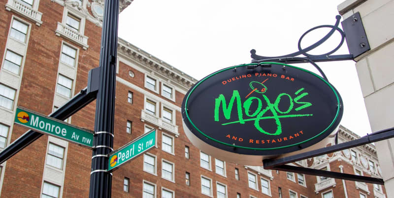 Mojo’s Dueling Piano Bar