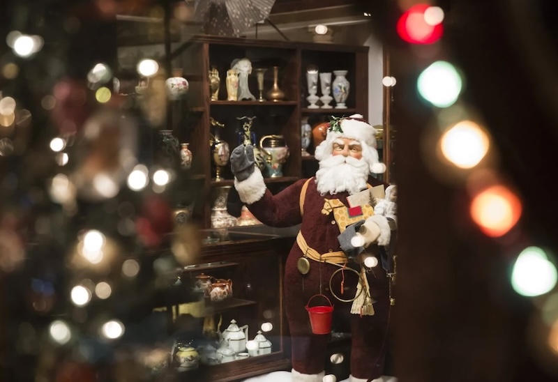 Santa in the Streets of Old Grand Rapids