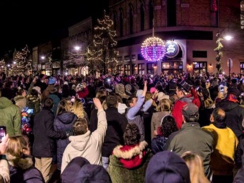 Visit Grand Haven's NYE Countdown webpage