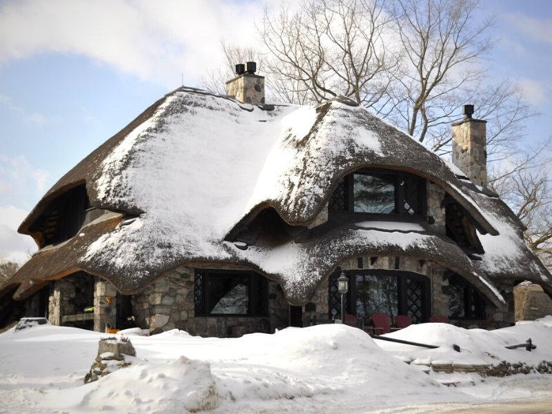 Charlevoix-Mushroom-House-in-the-Winter