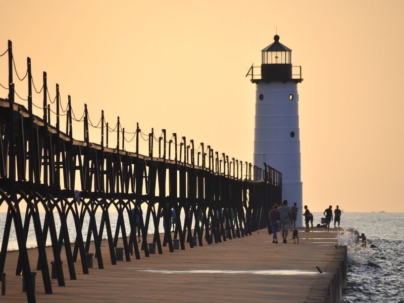 5th-avenue-beach-lighthouse-manistee-MI