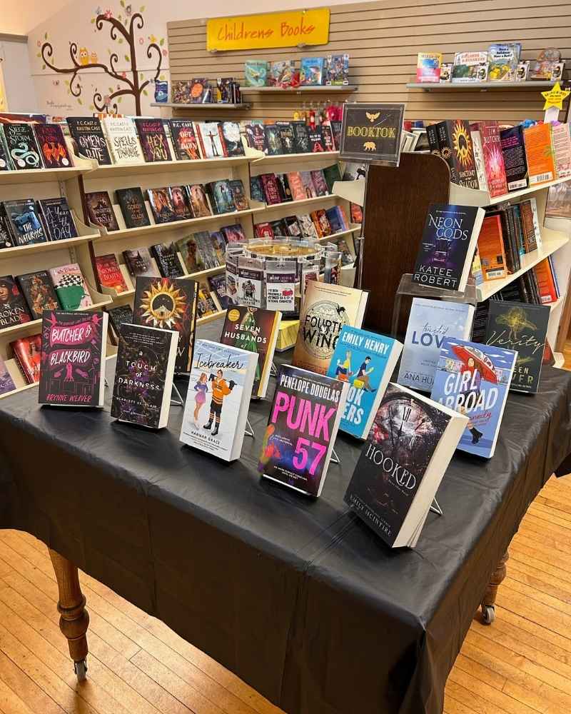 Hoot & Honey Bookstore, Facebook