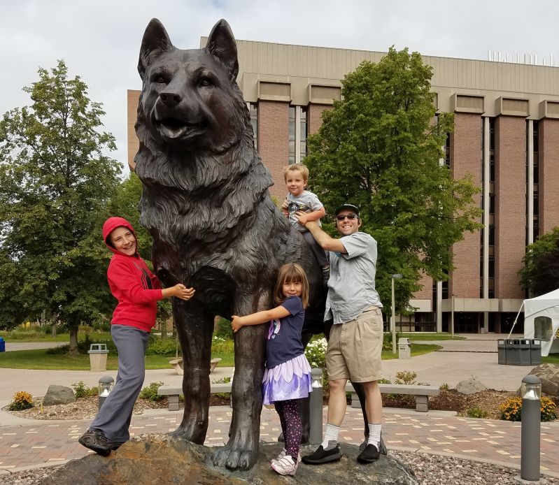 Michigan-Tech-kids-and-dad-on-husky-statue