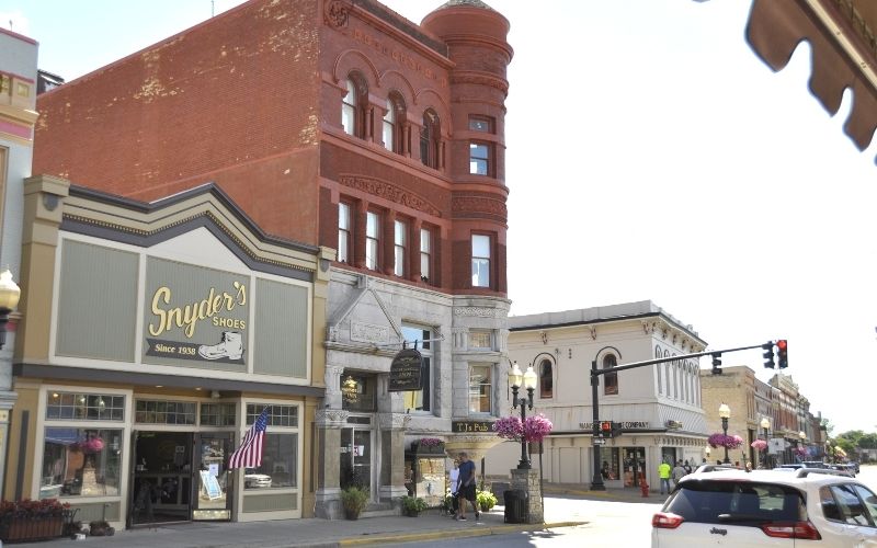 downtown-manistee-shopping-2