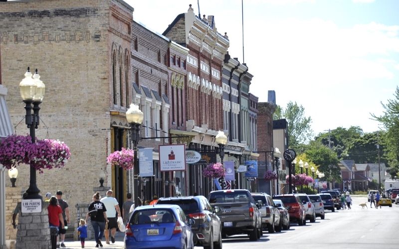 downtown-manistee-shopping